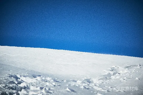 高清摄影 滑雪板爱好者正在一条雪地里的山坡上滑下。