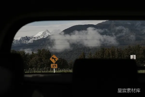 高清摄影 车内俯瞰山景