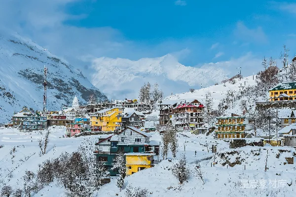 高清摄影 山顶覆雪，前景有一座村庄。
