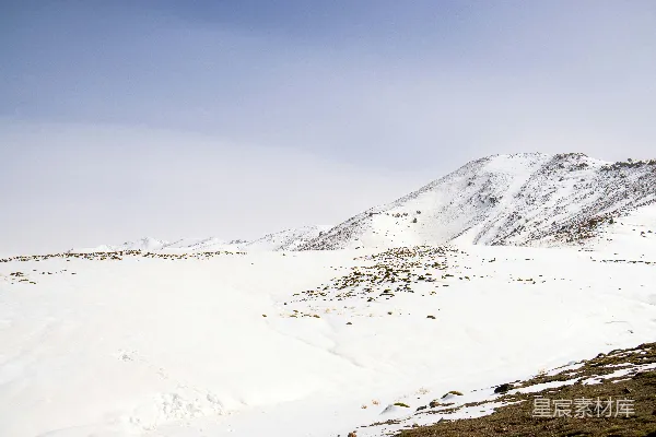 高清摄影 覆盖着白雪的山峰，天空背景。