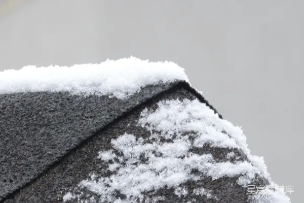 高清摄影 屋顶上覆盖着雪。