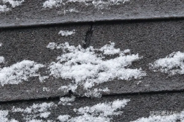 高清摄影 屋顶上有一层雪。