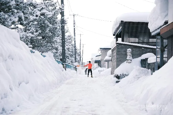 高清摄影 一个人走在覆盖着白雪的小街上