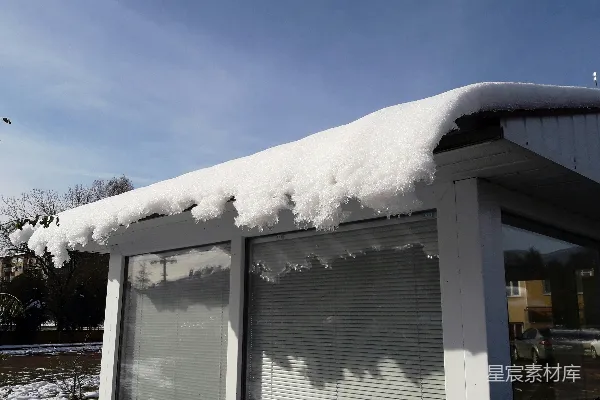 高清摄影 屋顶覆盖着白雪旁边是一栋建筑