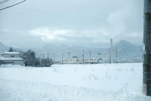 高清摄影 一列火车穿越着覆盖着白雪的乡间景色