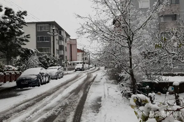 高清摄影 雪覆盖的街道，车停在一边。