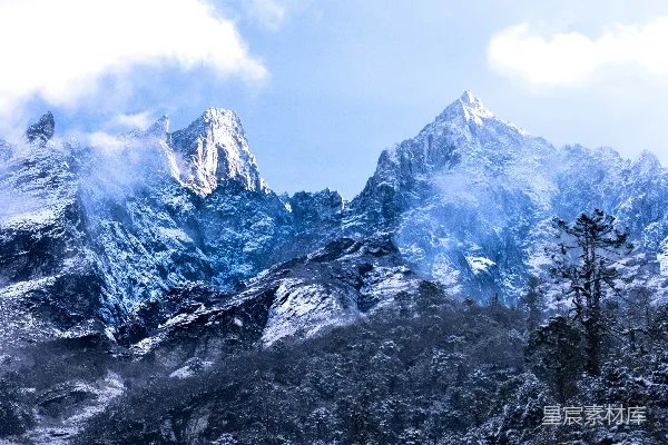 高清摄影 白天雪覆盖的山蓝天下