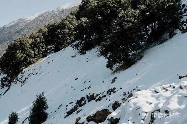 高清摄影 一个男人在覆雪的山坡上滑行滑雪板