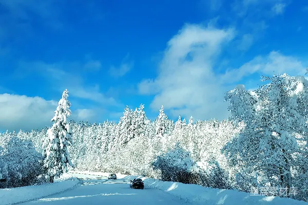 高清摄影 一辆车在雪覆盖的道路上行驶