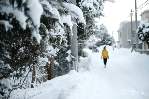 高清摄影 一个人在一条覆盖着白雪的街道上行走