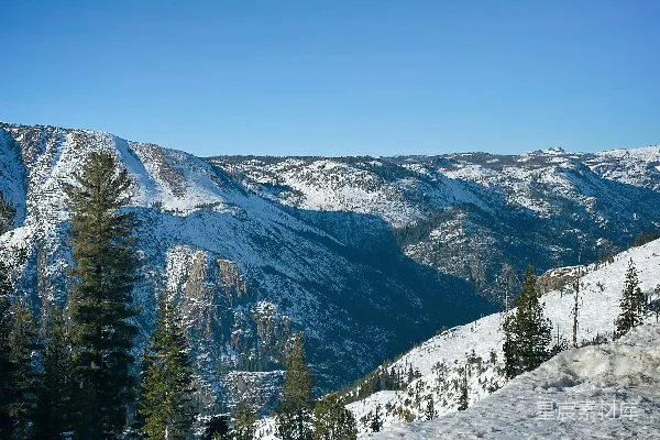 高清摄影 白天覆雪的山峰