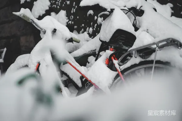 高清摄影 一辆自行车覆盖着白雪旁边的一栋建筑