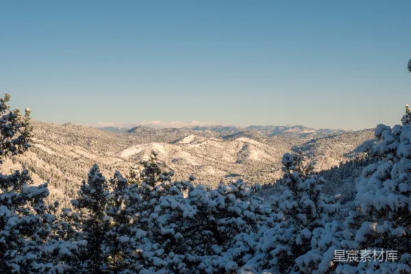 高清摄影 覆盖着白雪的一片山峦美景