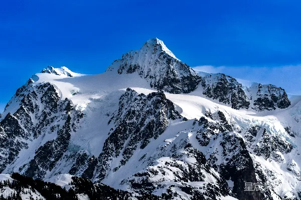 高清摄影 蓝天下覆盖着白雪的山峦