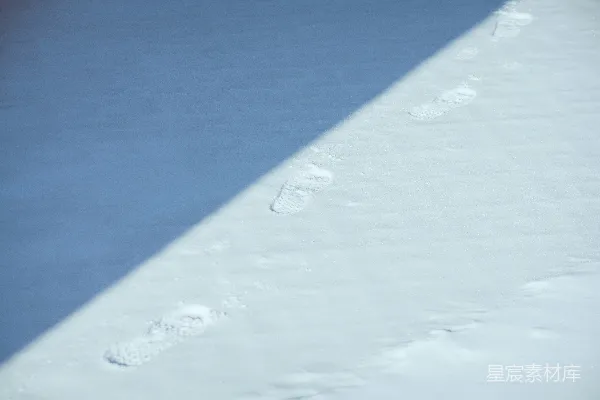 高清摄影 一个男子骑着雪板滑下覆盖着积雪的山坡。