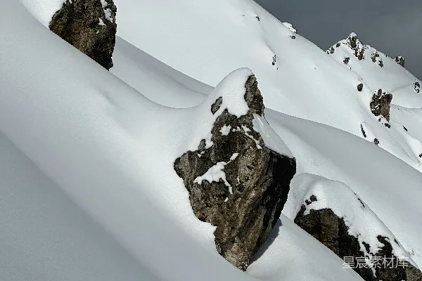 高清摄影 覆盖着白雪的山峰，岩石突兀其中