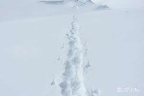 高清摄影 雪地中的小径，天空背景