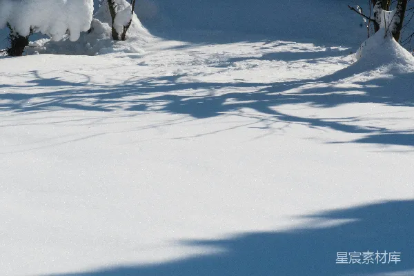 高清摄影 一个骑着雪橇在覆盖着白雪的山坡上滑行的人