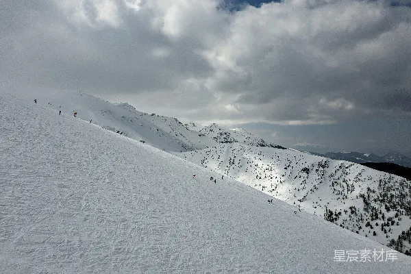高清摄影 白天雪覆盖的山在白云下