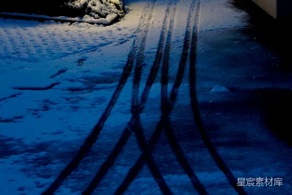 高清摄影 雪覆盖的院子里有一根灯柱