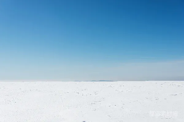 高清摄影 一个站在雪覆盖的田野上的人