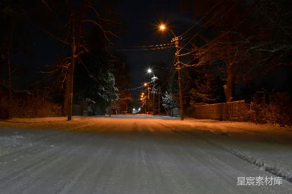 高清摄影 夜晚雪中的道路远处有一盏街灯