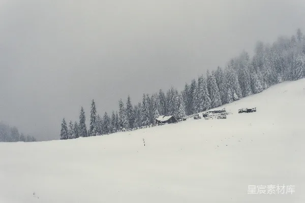 高清摄影 覆盖着白雪的小山顶上有一座房子。