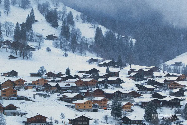 高清摄影 山脚下有一座被雪覆盖的村庄