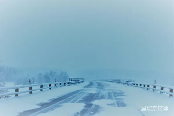 高清摄影 覆盖着白雪的空旷道路