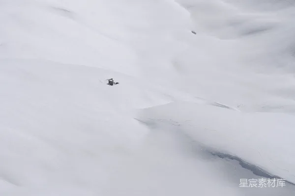 高清摄影 雪场上滑雪刀表演的人