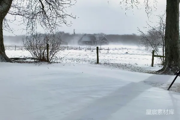高清摄影 背景中有一座房子的雪覆盖的田野