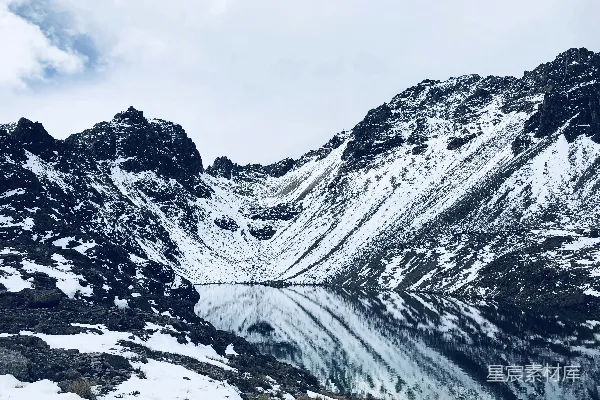 高清摄影 白天雪覆盖的山 under 云天
