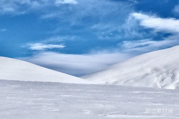 高清摄影 一个男子在覆雪的山坡上滑雪而下