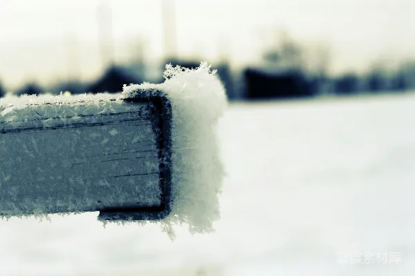 高清摄影 黑色正方形盒子置于白色雪地之上