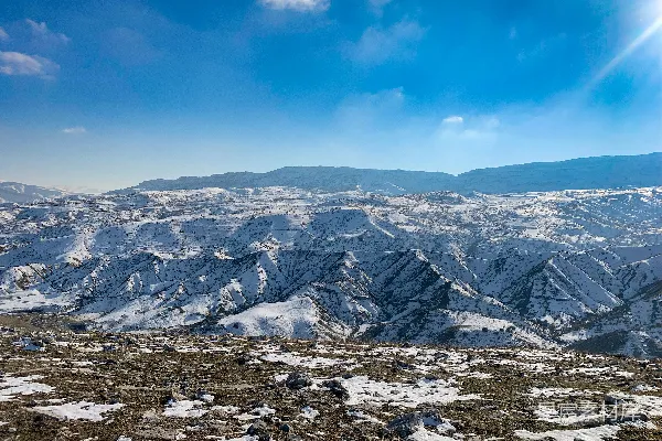高清摄影 覆盖着白雪的山峦在蔚蓝的天空下