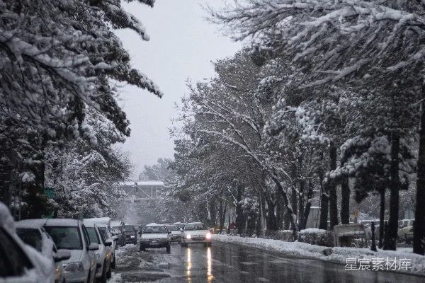高清摄影 雪覆盖的街道，两边停着汽车。