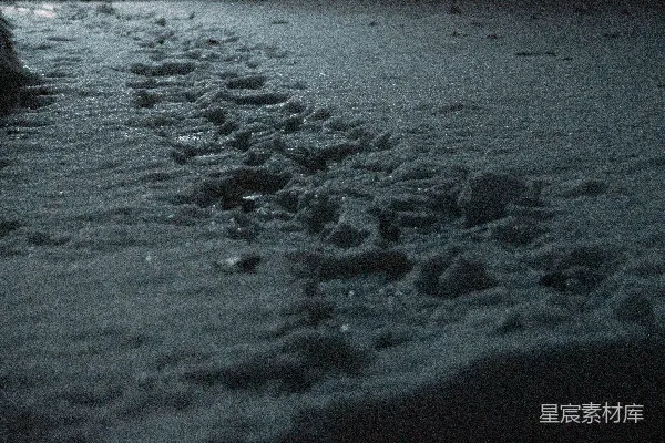 高清摄影 一个人走在覆满积雪的石板小路上