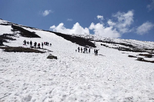 高清摄影 一群人在雪山上行走