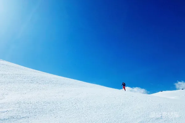高清摄影 一个人正在滑雪下雪坡