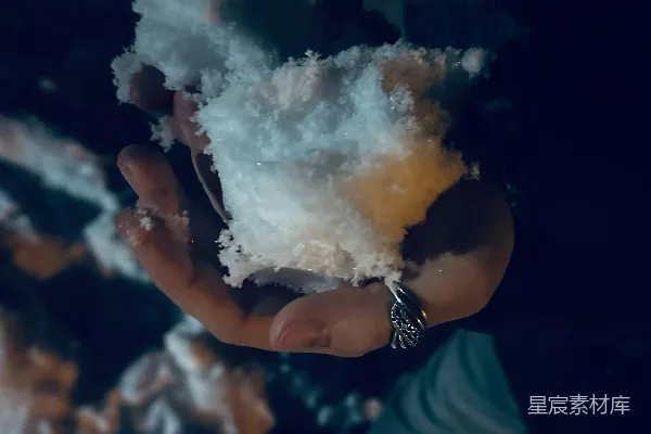 高清摄影 手里拿着一块食物的人