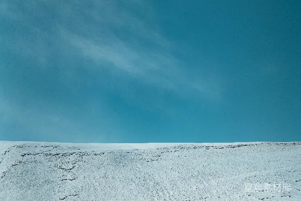 高清摄影 滑雪板上的人在雪地里