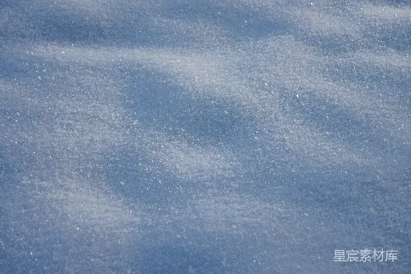 高清摄影 背景是蓝天覆盖着一层白雪的地面上。