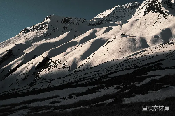 高清摄影 白天覆雪的山峦