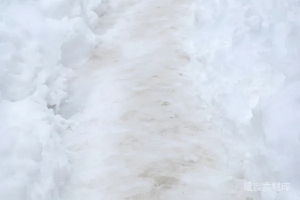 高清摄影 一条雪道被打通了