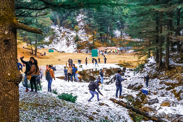 高清摄影 白天人们在岩石路上行走