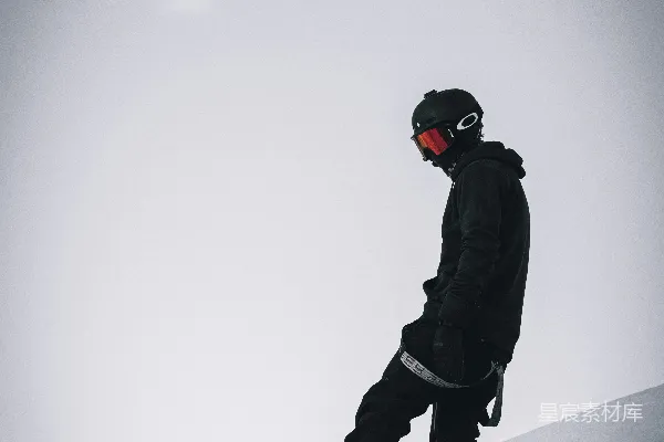 高清摄影 黑衣男子骑着白红相间的雪板