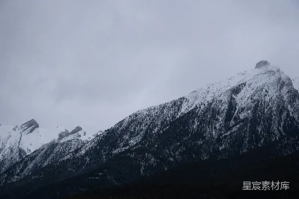 高清摄影 云遮日间覆雪之山