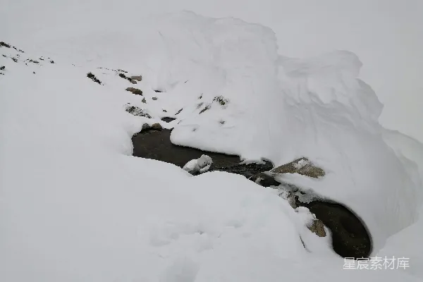 高清摄影 一个男人在覆有白雪的山坡上滑翔索道而下