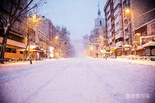 高清摄影 白天建筑物间的道路覆雪