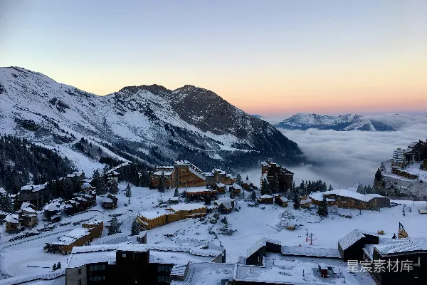 高清摄影 背景是一片山脉的雪镇景色